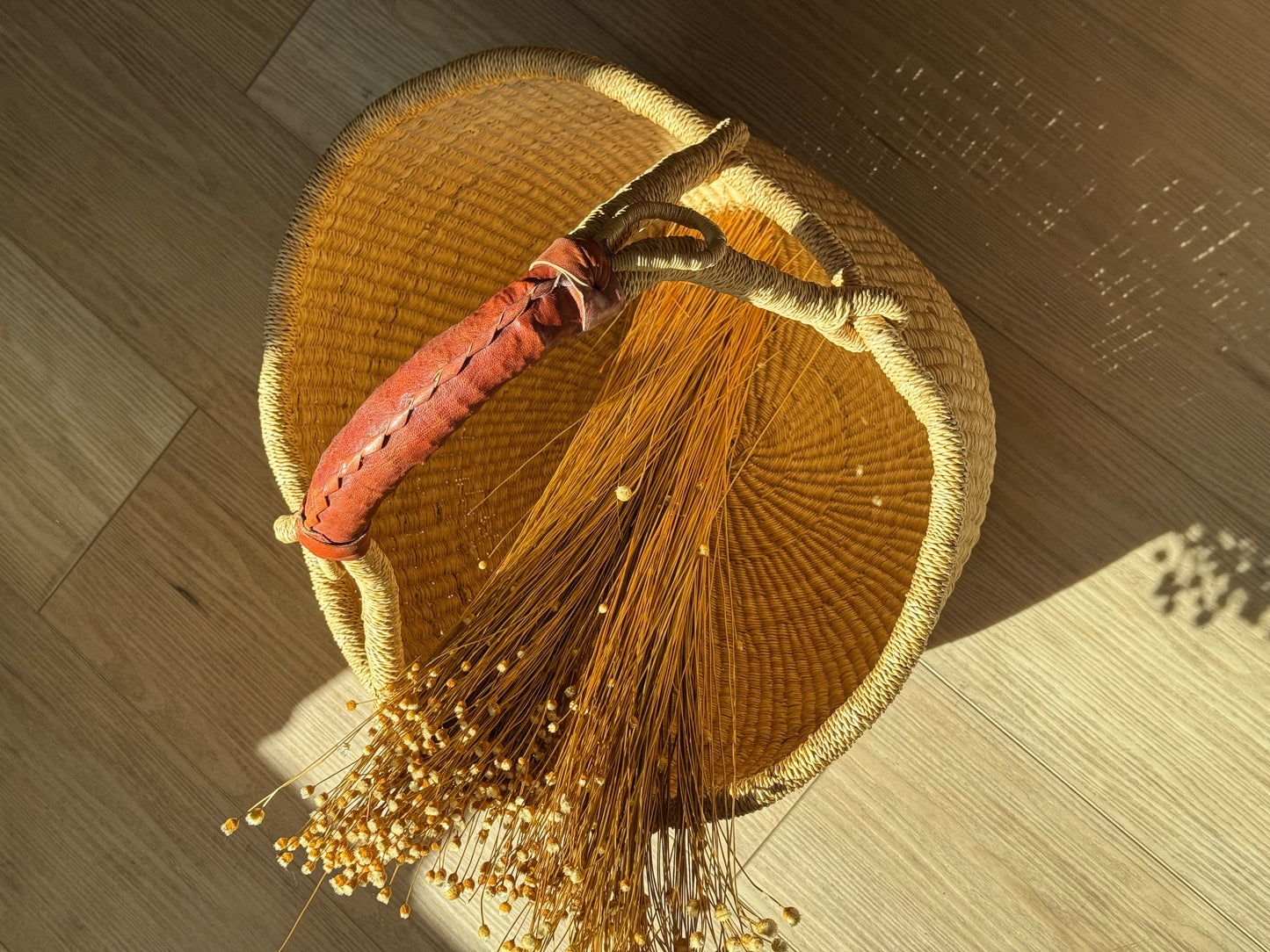 Heddle & Lamm Kandiga Bolga Basket – Reddish Brown Leather Handle