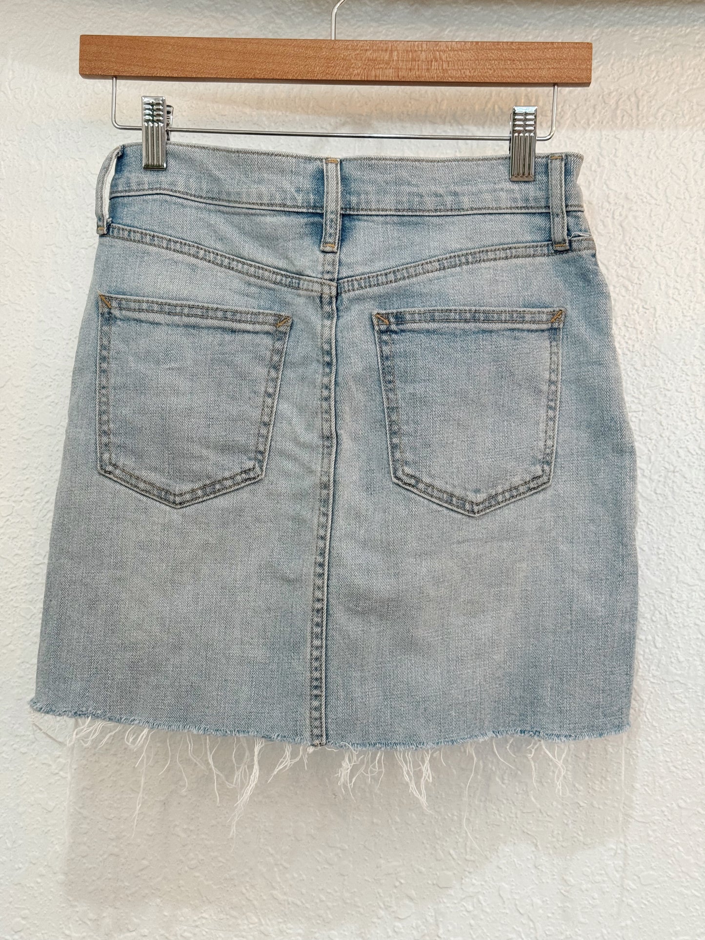 GAP Frayed Hem Denim Mini Skirt – Size 25