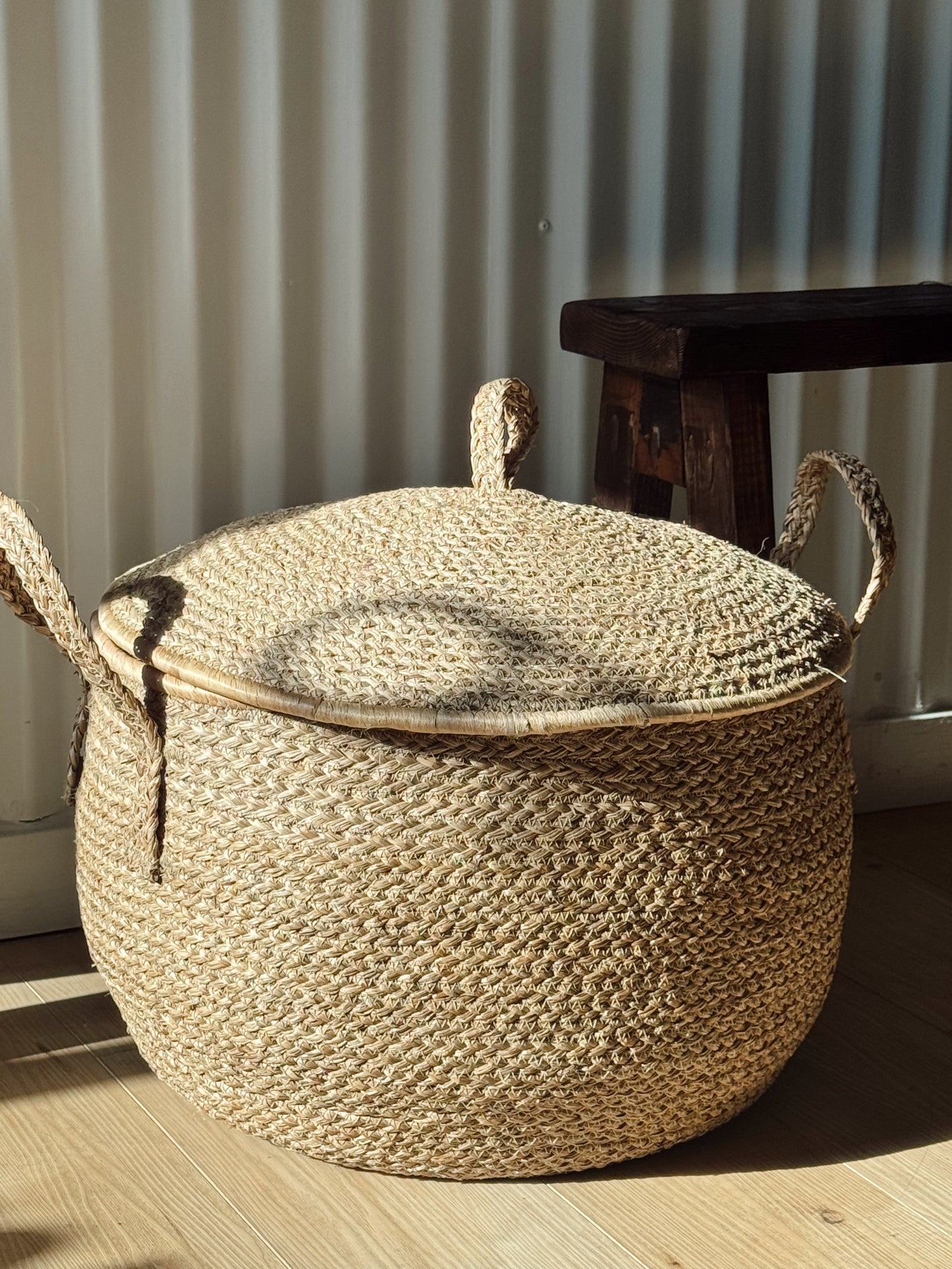 handwoven lidded basket – natural seagrass (Large)