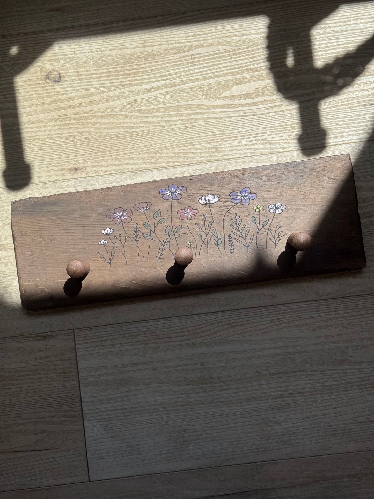 Rustic Wildflower Wall Hook – Sweet Peas & Paint