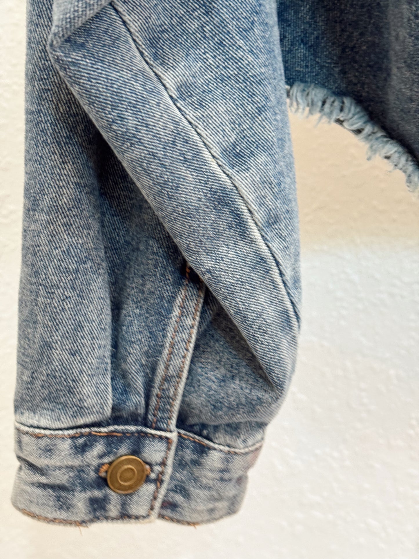 Fashion Nova Cropped Distressed Denim Jacket – Size Large